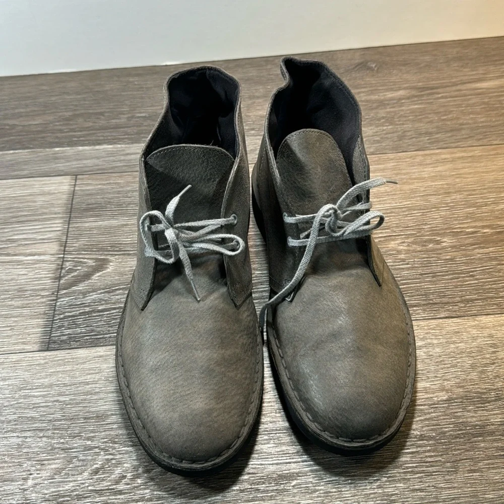 Clarks gray leather chukka boots men’s siz 9 (d133)